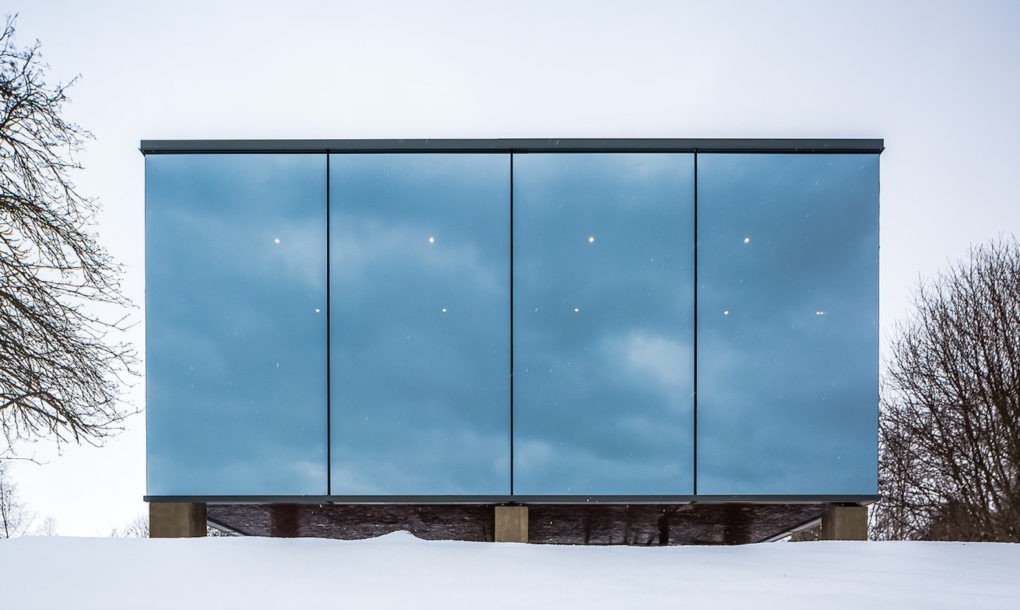 Spectaculos: casa învelită în oglinzi care se integrează în peisaj