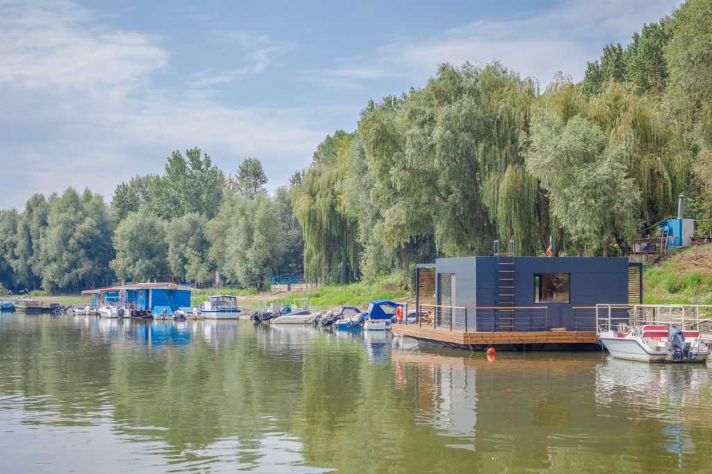 Cum arată casa plutitoare construită în România