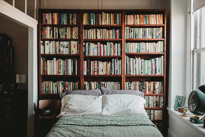 Şapte idei inedite pentru o bibliotecă la tine în dormitor