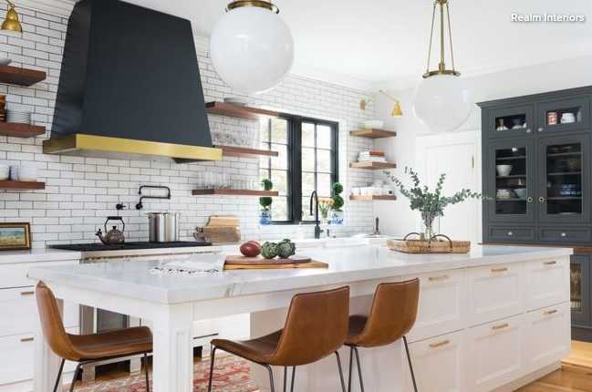 Șapte locuri ideale din bucătărie unde poți pune rafturi