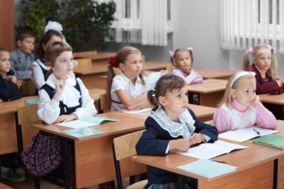 elevi in banci-educație-educatoare