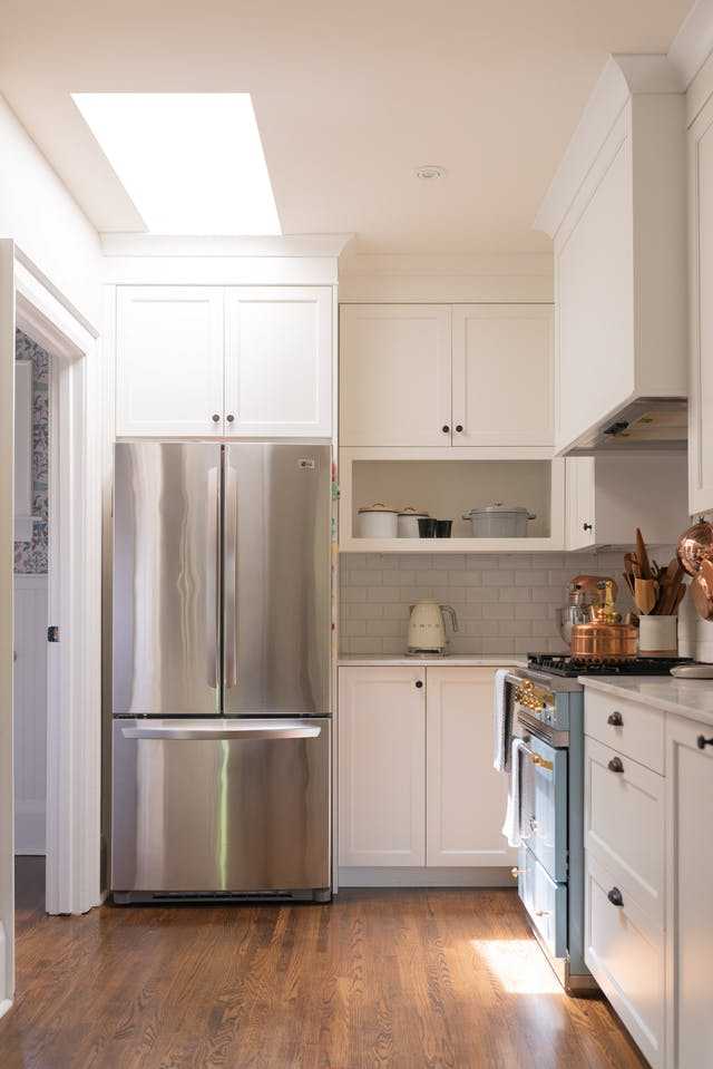 Soluţii pentru spaţiul urât dintre dulapurile de bucătărie şi tavan