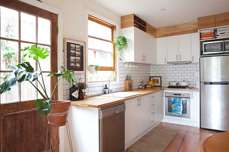 Soluţii pentru spaţiul urât dintre dulapurile de bucătărie şi tavan
