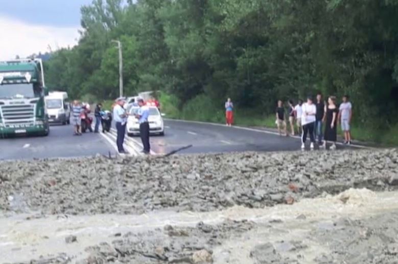 Nistoreşti, DN1, drum închis de aluviuni