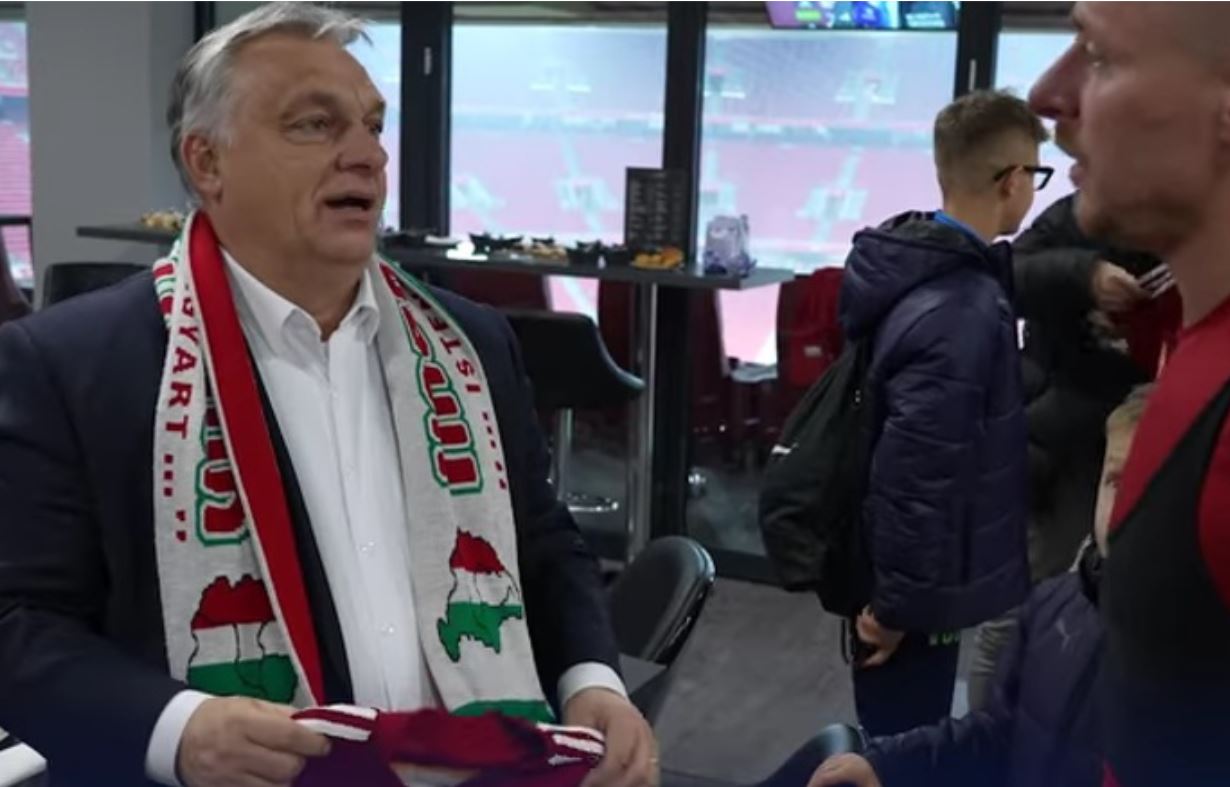 Viktor Orban cu fularul revizionist