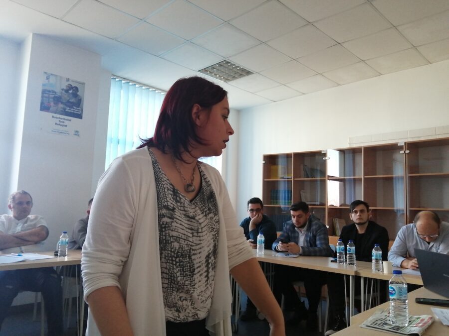 Larisa, cândva o victimă a traficului, își spune povestea la trainingul de la București (Foto: Brîndușa Armanca)