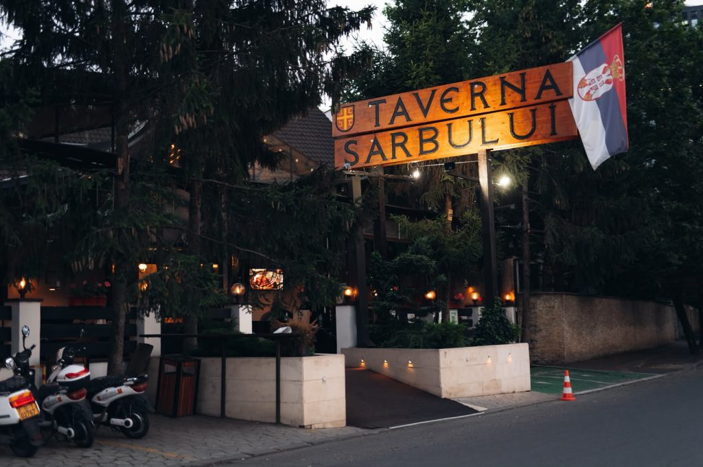 Taverna Sârbului sărbătorește 27 de ani de tradiție, ospitalitate și gust autentic balcanic O poveste de familie dusă mai departe din generație în generație